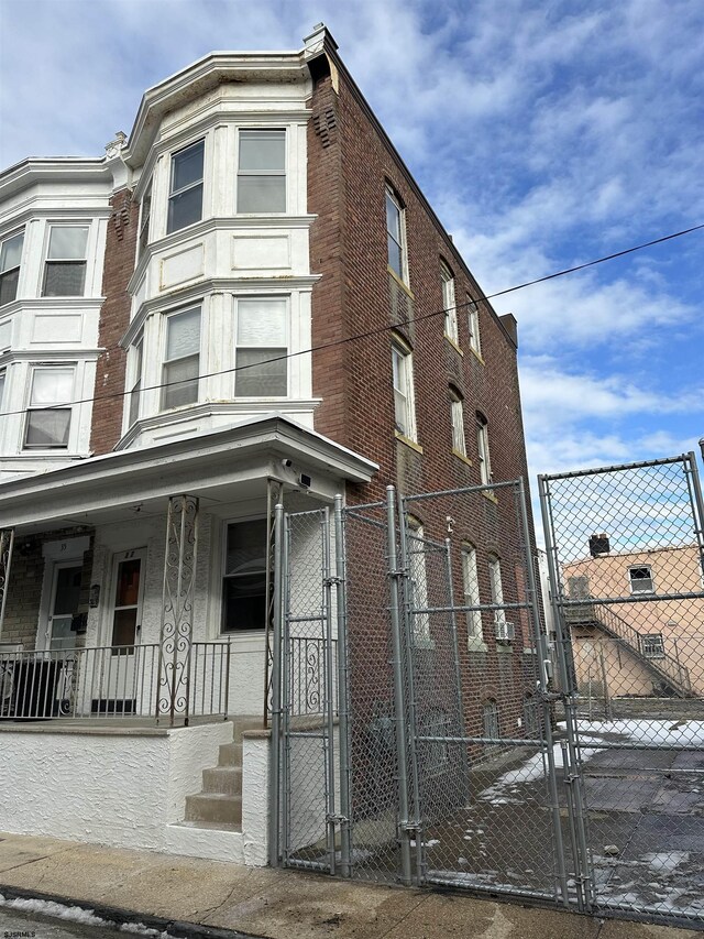 townhome / multi-family property featuring a porch