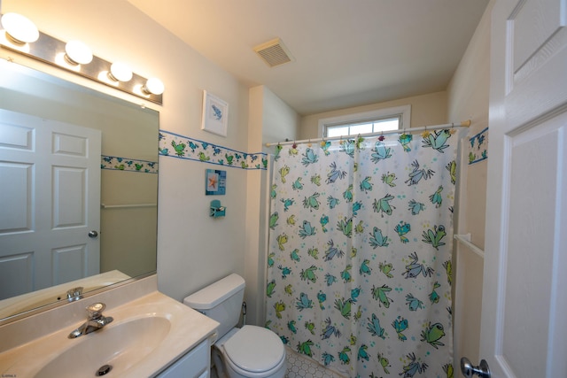 bathroom featuring a shower with shower curtain, vanity, and toilet