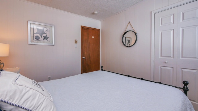 bedroom featuring a textured ceiling and a closet