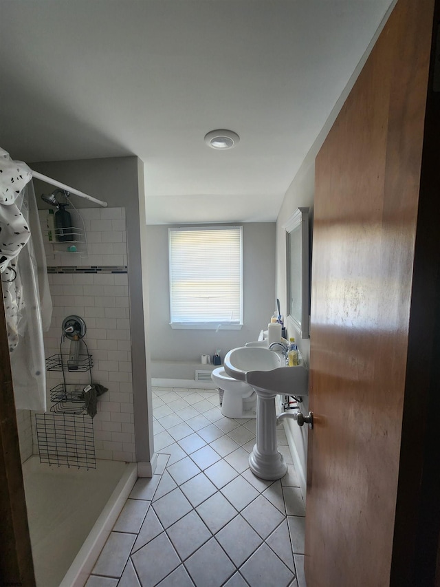 bathroom featuring toilet, tile patterned floors, a shower with shower curtain, and sink