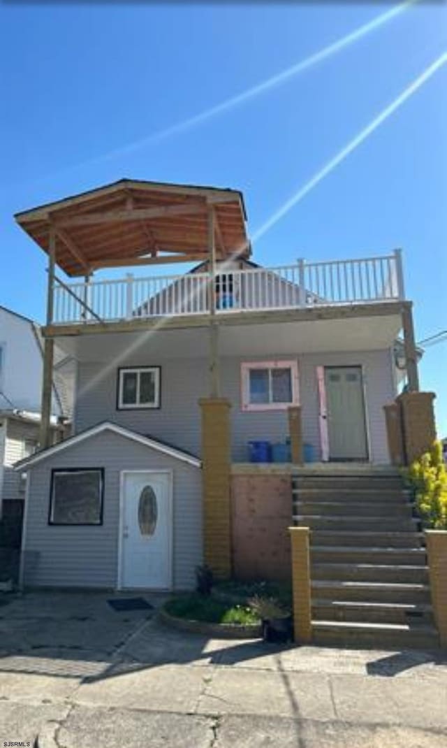 view of front of house with a balcony