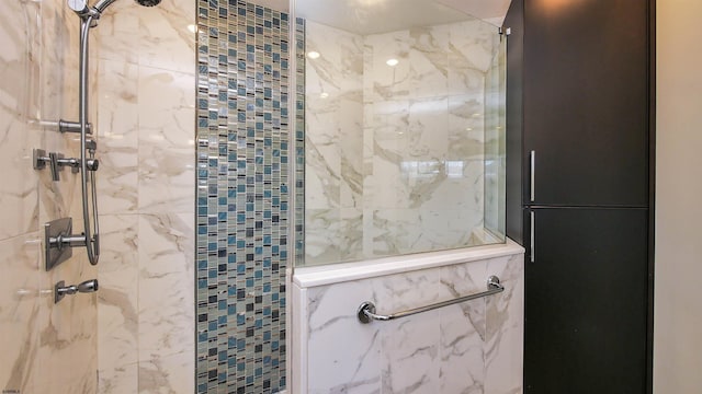 bathroom featuring a tile shower