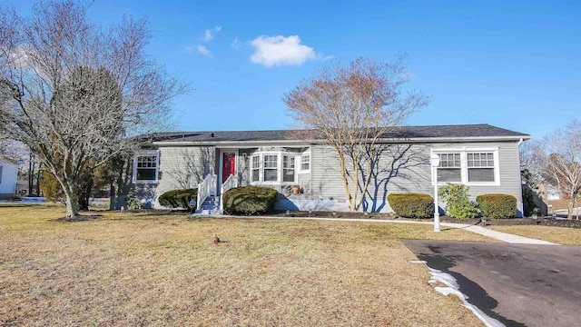 ranch-style house featuring a front lawn