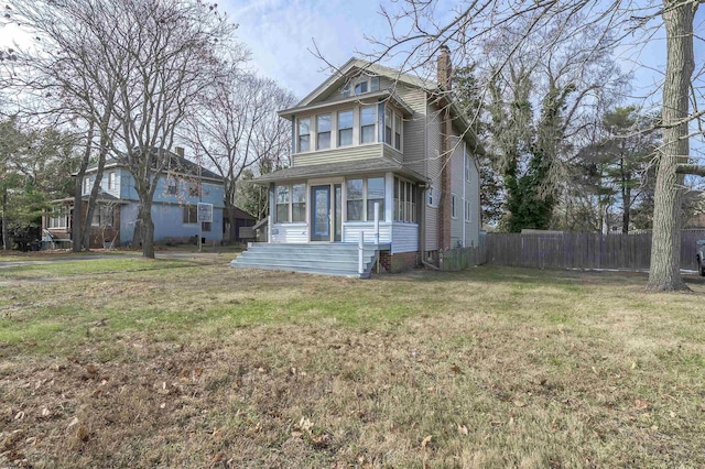 view of front of home featuring a front lawn