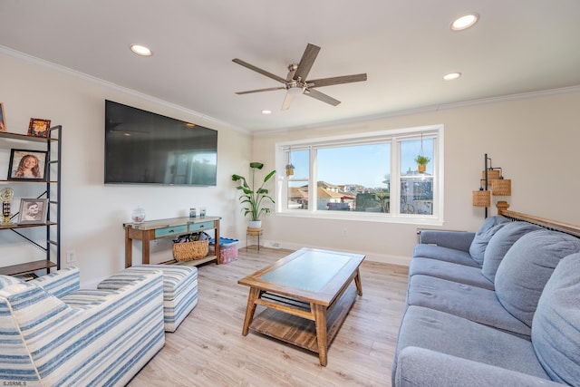 living room featuring ceiling fan, light hardwood / wood-style floors, and crown molding