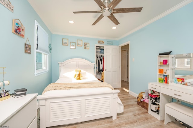 bedroom with ceiling fan, light hardwood / wood-style floors, ornamental molding, and a closet