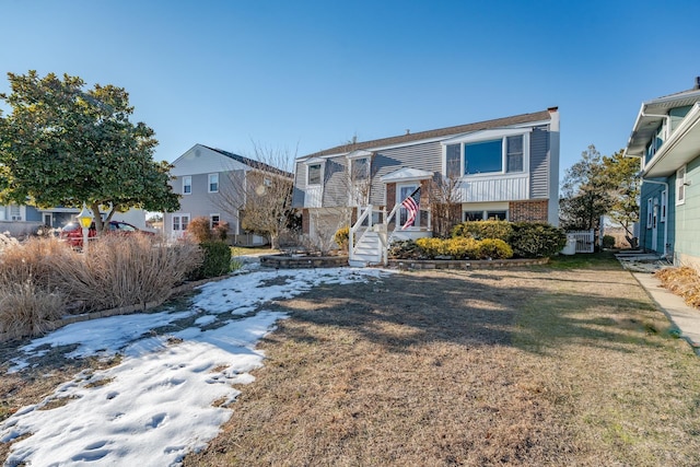 split foyer home featuring a front lawn