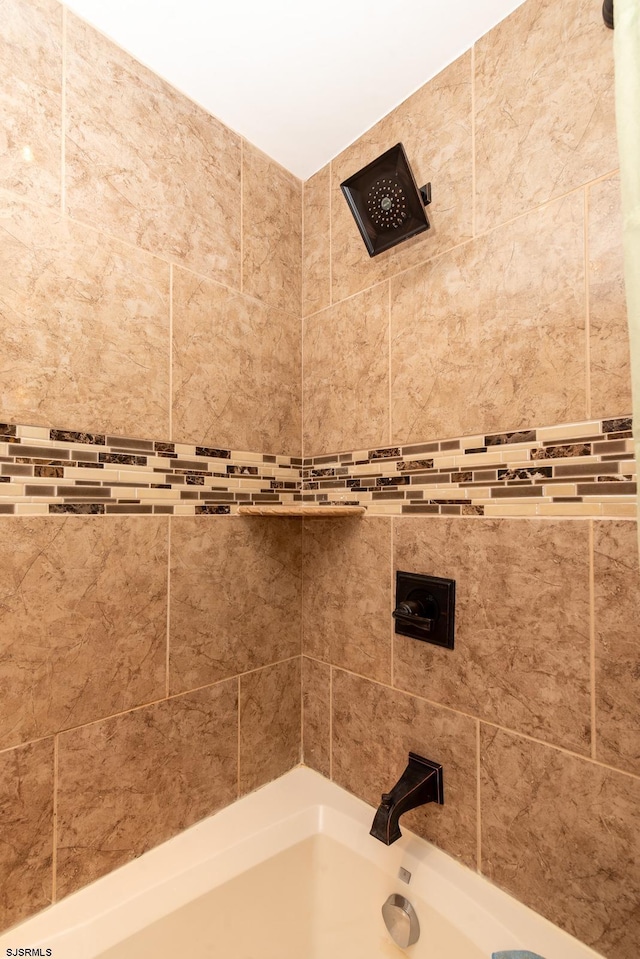 bathroom with tiled shower / bath combo