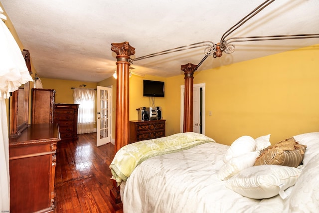 bedroom featuring a textured ceiling, ceiling fan, and dark hardwood / wood-style floors