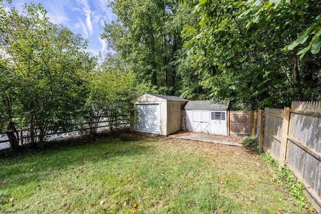 view of yard with a storage unit