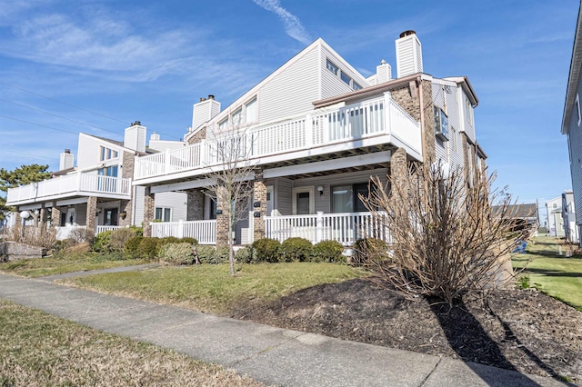 view of front of property featuring a front lawn