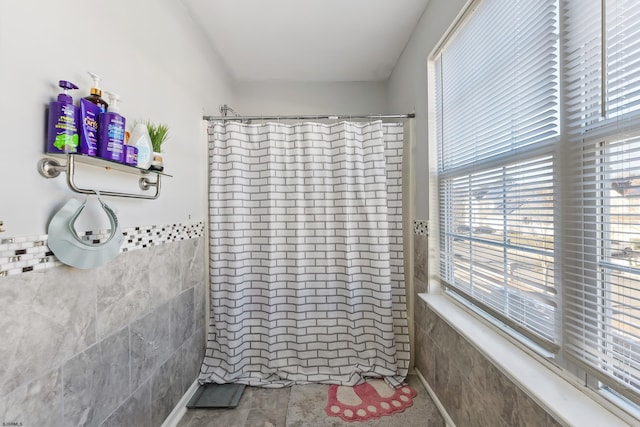 bathroom featuring a shower with shower curtain