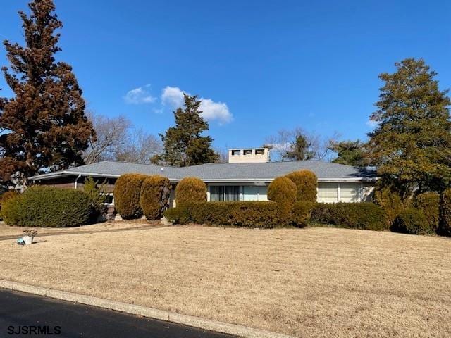 view of front of house with a front yard