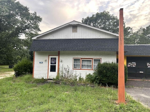 view of front facade featuring a garage and a front yard