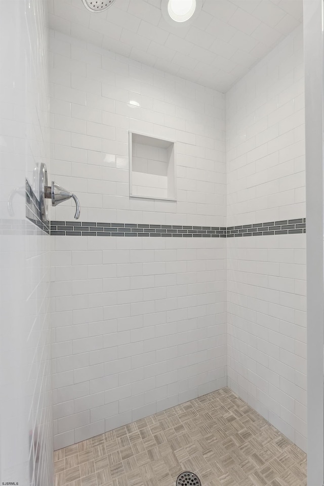 bathroom featuring a tile shower