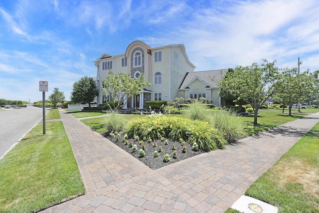 view of front of property featuring a front lawn