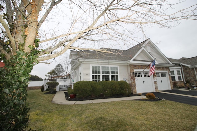 view of front facade featuring a garage and a front yard