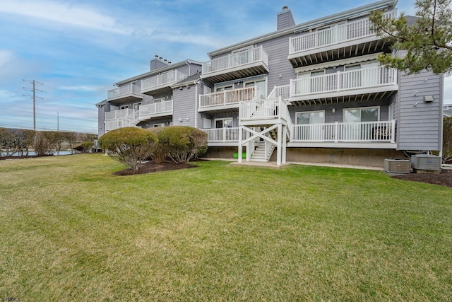 back of house featuring a lawn