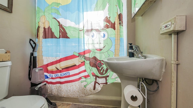 bathroom with toilet and a shower with curtain