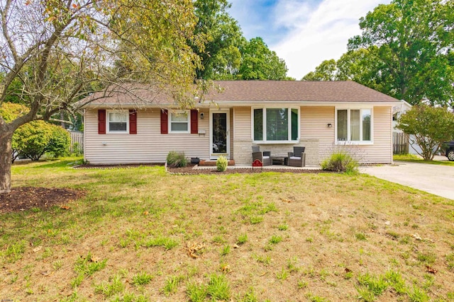 ranch-style home featuring a front lawn