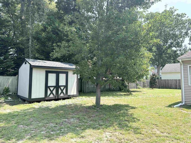 view of yard with a storage shed