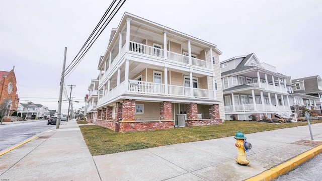 view of front facade featuring a front lawn and brick siding