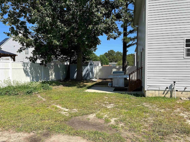 view of yard with a patio area