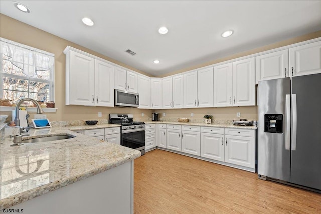 kitchen featuring light wood finished floors, visible vents, appliances with stainless steel finishes, a sink, and recessed lighting