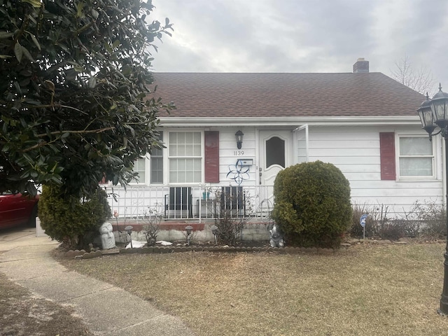 view of front of home featuring a front yard