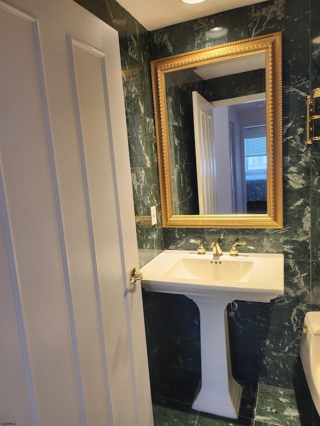 bathroom featuring tile walls