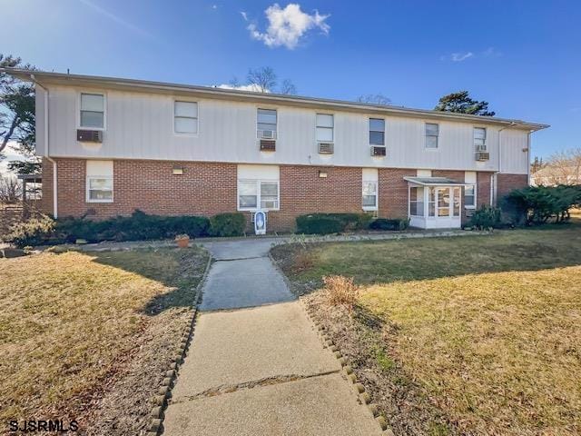 view of front of property featuring a front yard