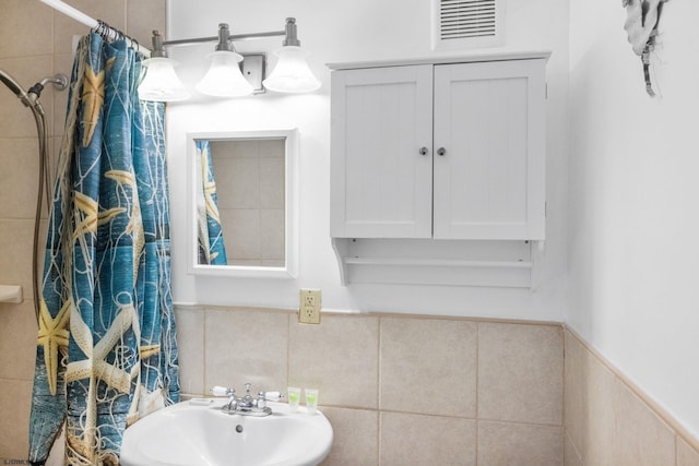 bathroom featuring sink and a shower with curtain