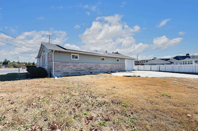 view of side of property featuring a yard