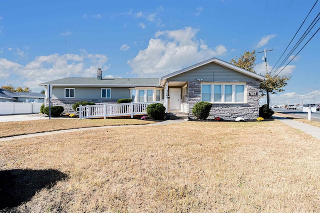 ranch-style home featuring a front lawn