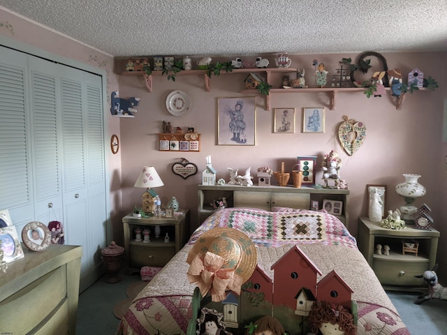 bedroom featuring carpet, a closet, and a textured ceiling