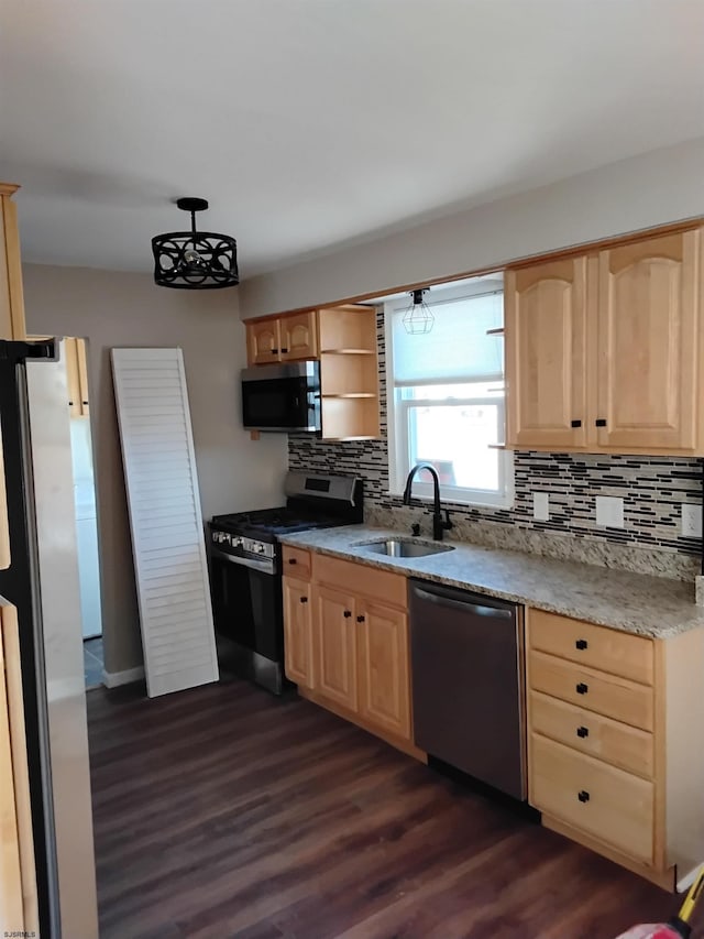 kitchen with stainless steel appliances, dark hardwood / wood-style floors, light brown cabinetry, and sink