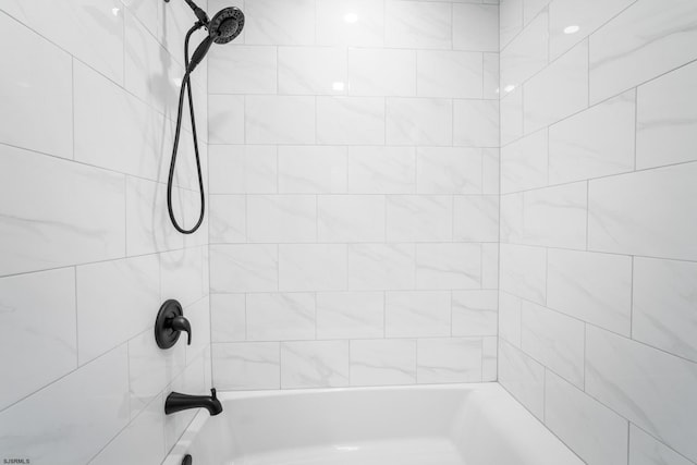 bathroom featuring tiled shower / bath combo