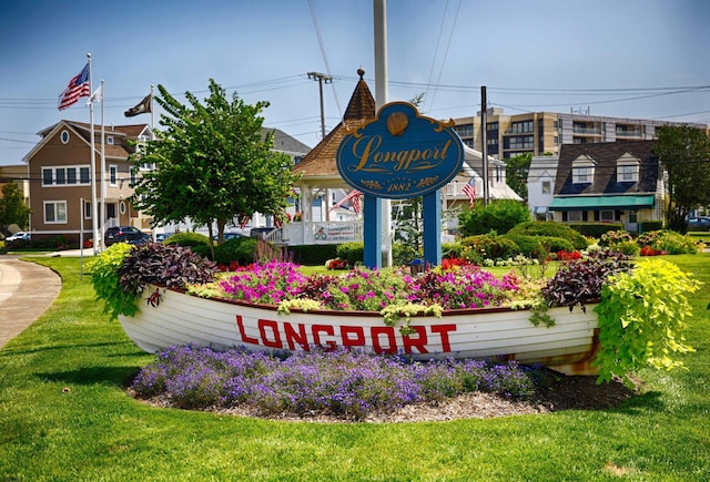 community sign with a lawn