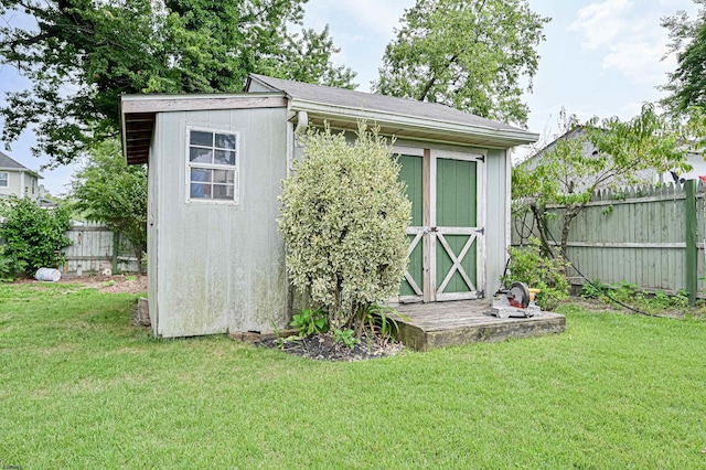 view of outdoor structure with a yard