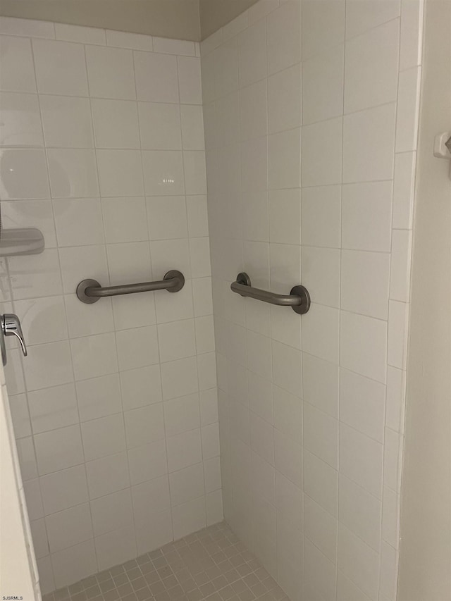 bathroom featuring tiled shower