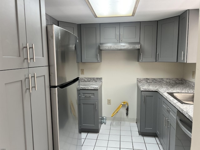 kitchen featuring stainless steel appliances, sink, gray cabinetry, and light tile patterned floors