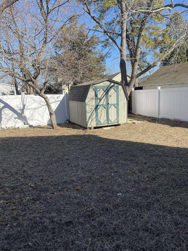 view of yard featuring a storage shed