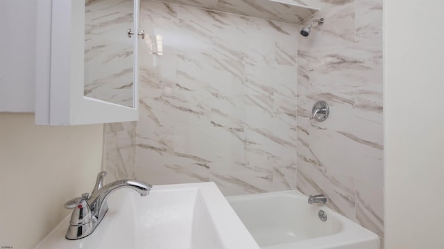 bathroom featuring tiled shower / bath