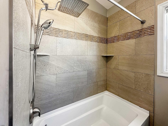 bathroom featuring tiled shower / bath