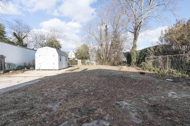 view of yard with a shed