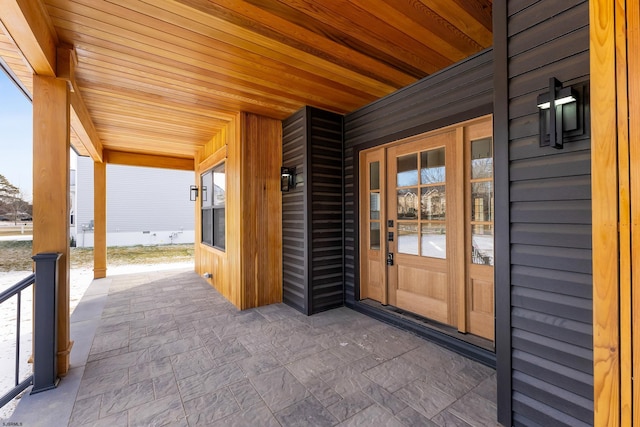 property entrance featuring a porch