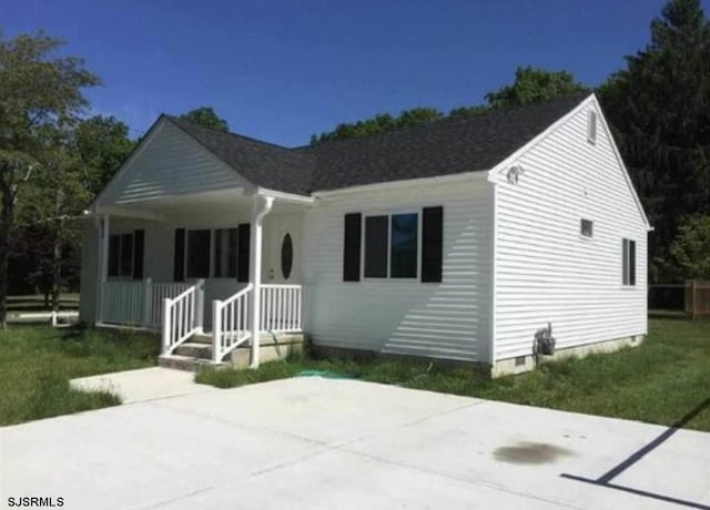 view of front facade featuring a front lawn