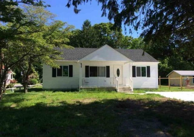 single story home with a front lawn