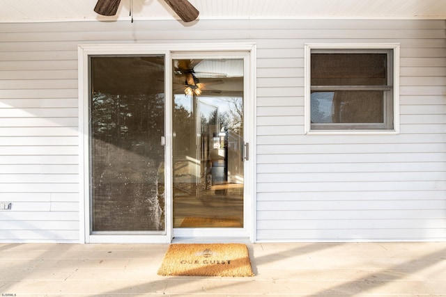 property entrance featuring ceiling fan