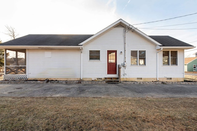 view of front of property featuring a front lawn